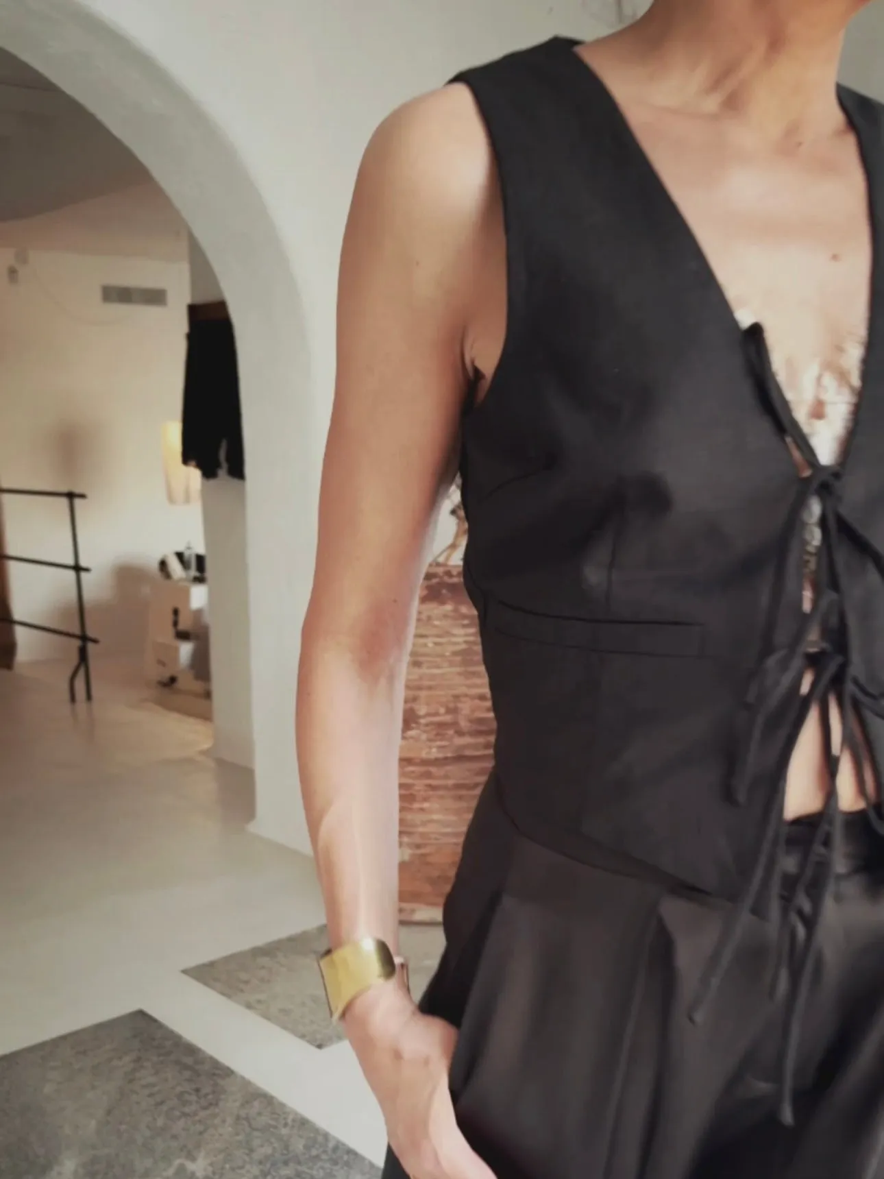 TIE VEST - BLACK