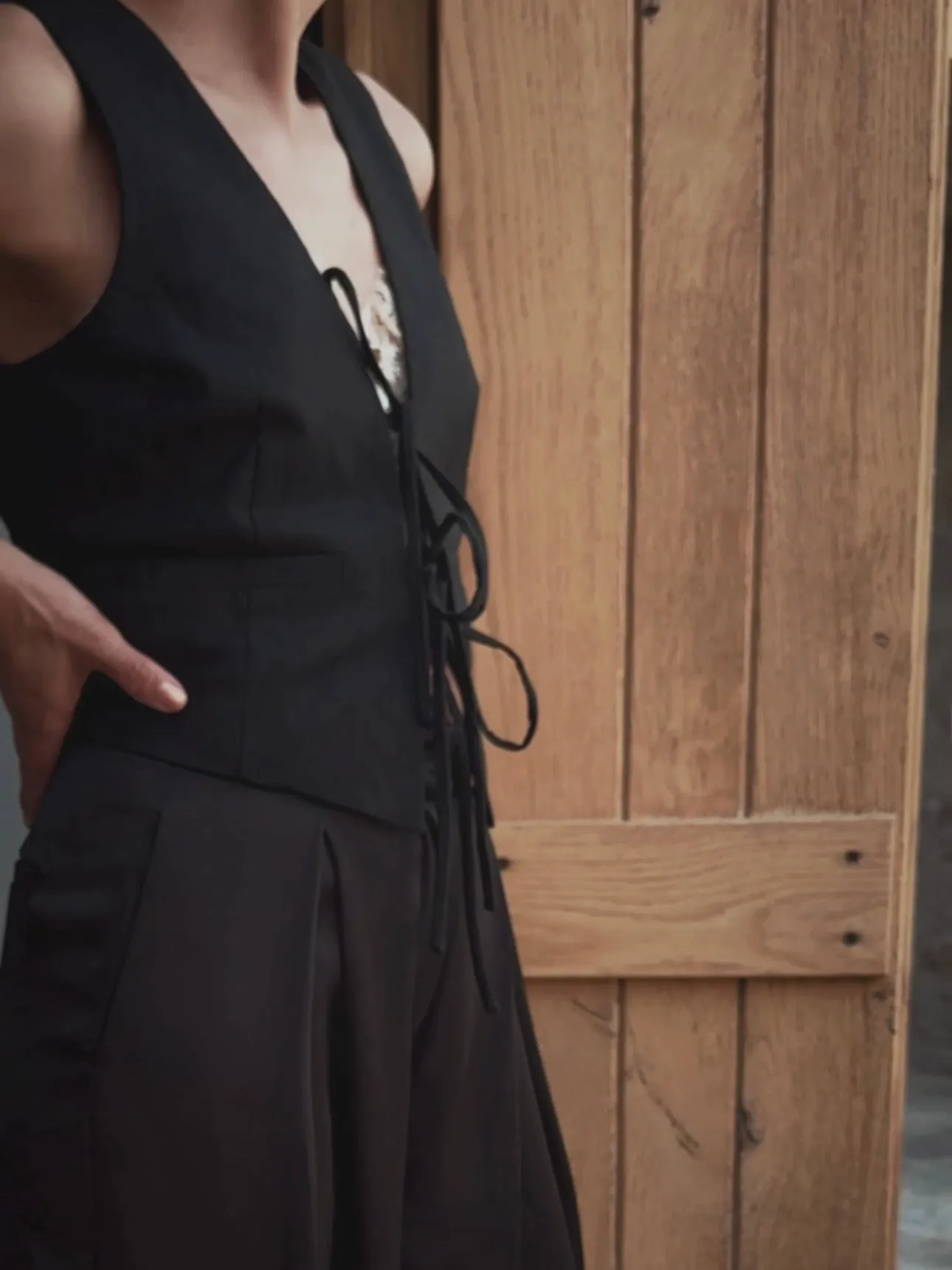 TIE VEST - BLACK